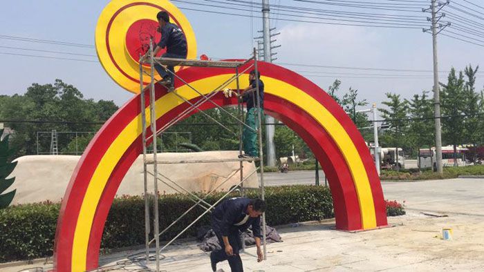 鼓楼烤漆拱门雕塑，彩虹图案设计，不锈钢大门雕塑实景
